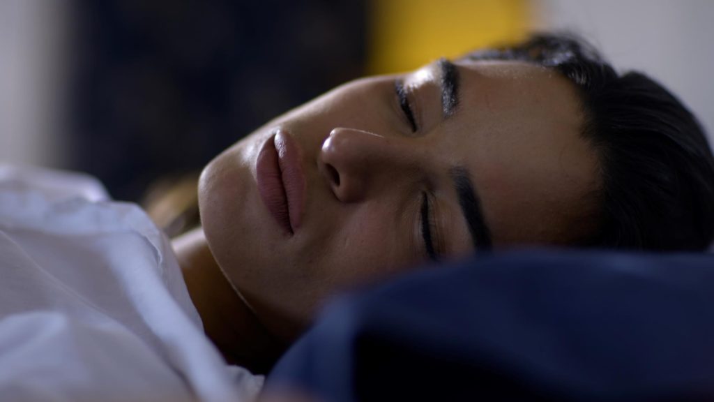 Le CBD sert à se détendre. La photo montre une jeune femme qui s'endort.